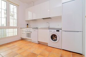 Réfrigérateur, four à micro-ondes, un four, surface de cuisson