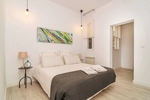 2 dormitoris, planxa i posts de planxar, wifi i roba de llit 