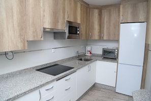 Fridge, microwave, stovetop, dishwasher