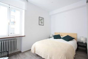 4 bedrooms, iron/ironing board, WiFi, bed sheets