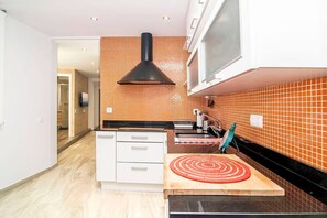 Kjøleskap, mikrobølgeovn, ovn og kokeplater