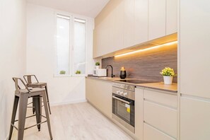 Een koelkast, een magnetron, een oven, een kookplaat