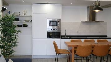 Frigorífico, microondas, horno y placa de cocina