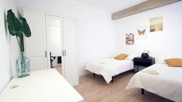 4 bedrooms, iron/ironing board, WiFi, bed sheets