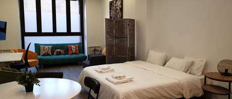 1 dormitori, planxa i posts de planxar, wifi i roba de llit