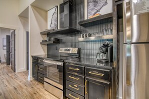 冷蔵庫、電子レンジ、オーブン、コンロ