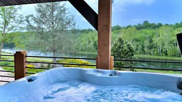 Outdoor spa tub