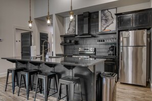 Frigorífico, microondas, horno y placa de cocina