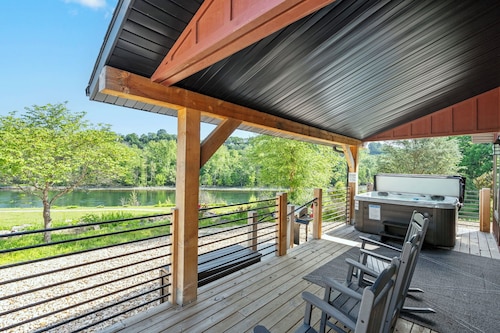 Lakefront, Amazing LakeView, Private Hot Tub!