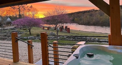 Lakefront, Amazing LakeView, Private Hot Tub!