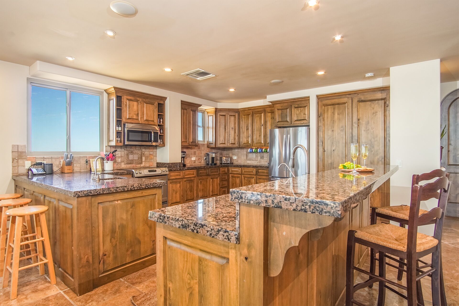 Kylskåp, mikrovågsugn, ugn och spishäll