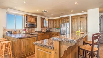 Kylskåp, mikrovågsugn, ugn och spishäll