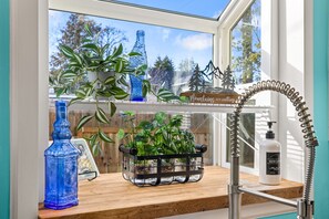 Interior - Hot Tub! Pets! Green  Clean-Walking Distance to Proctor District (Tacoma)