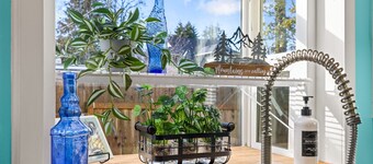 Hot Tub! Pets! Green Clean-Walking Distance to Proctor District