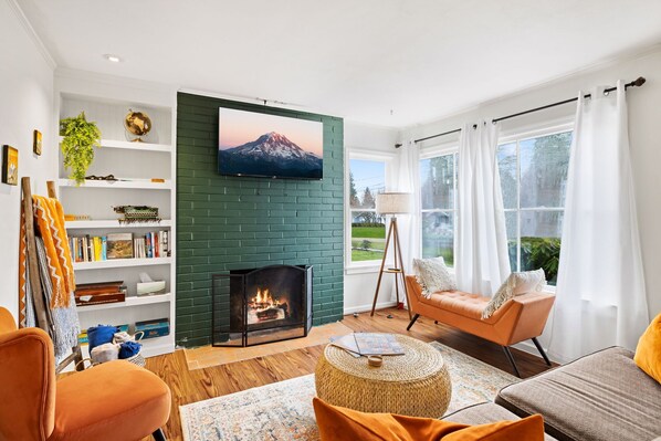 Smart TV, fireplace, table football, books - Hot Tub! Pets! Green  Clean-Walking Distance to Proctor District (Tacoma)