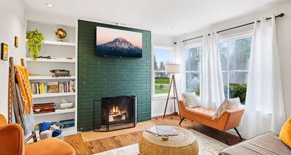 Hot Tub! Pets! Green Clean-Walking Distance to Proctor District