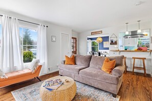 Smart TV, fireplace, table football, books - Hot Tub! Pets! Green  Clean-Walking Distance to Proctor District (Tacoma)