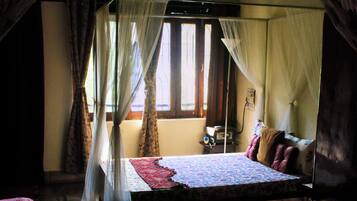 2 bedrooms, in-room safe, desk, WiFi