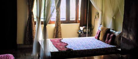 2 bedrooms, in-room safe, desk, WiFi
