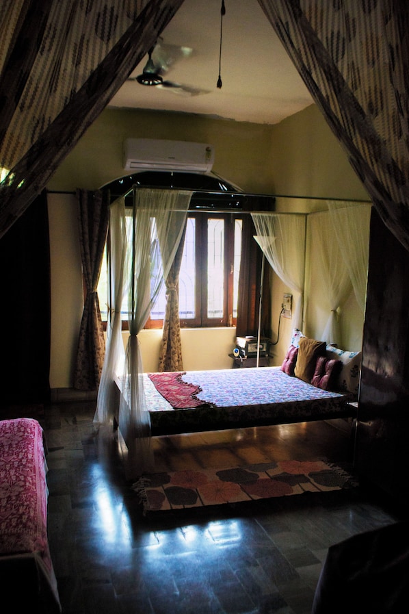 2 bedrooms, in-room safe, desk, WiFi