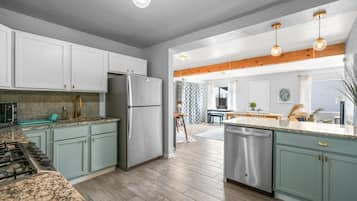 雪櫃、微波爐、焗爐、爐具