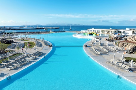 2 piscinas al aire libre, sombrillas, sillones reclinables de piscina