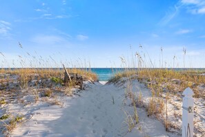 On the beach - Best Location! Gulf Front! Closest Block to Restaurants. 6/6 (Pensacola Beach)
