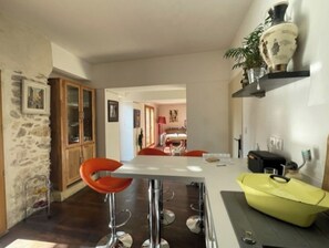 Dining - Provencal stone house, in the countryside, 7minutes from a water park (Piolenc)