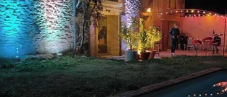 حمّام سباحة خارجي