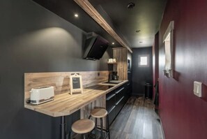 Een koelkast, een magnetron, een oven, een kookplaat
