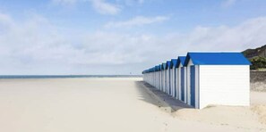 Ligstoelen aan het strand