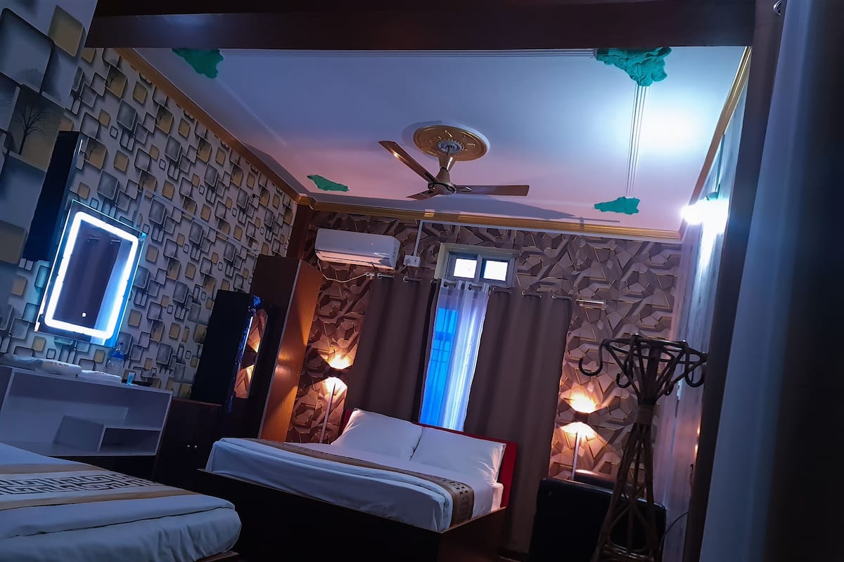 Lit avec matelas en mousse à mémoire