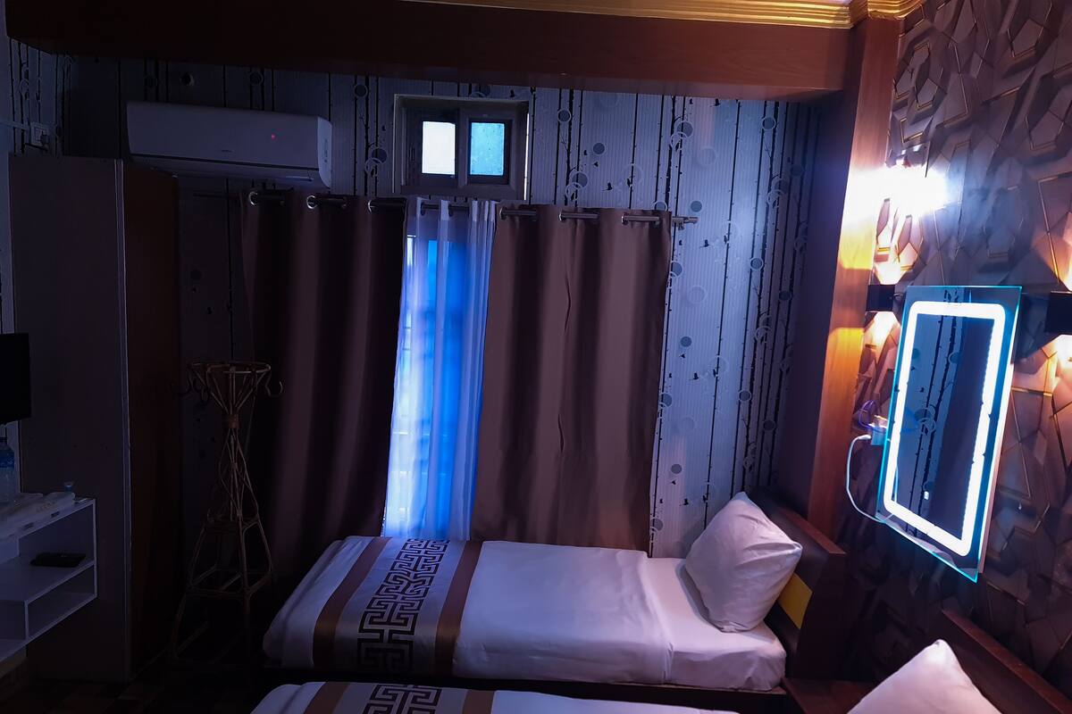 Busa memori, ruang kerja komputer riba, kalis bunyi, Wi-fi percuma 