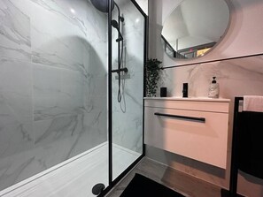Dusche, kostenlose Toilettenartikel, Haartrockner