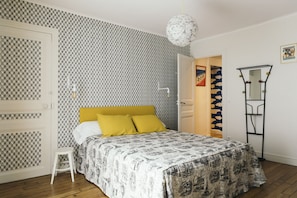 Individually decorated, individually furnished, free WiFi, bed sheets - Chez Pepe Merle  (Paris)