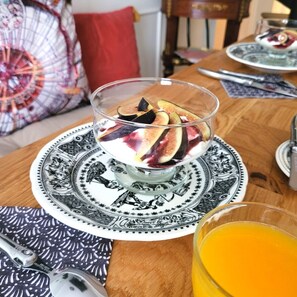 Frokost med lokale retter er inkludert hver dag