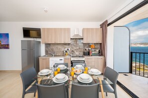 Appartement Standard | Cuisine privée | Réfrigérateur, four à micro-ondes, un four, surface de cuisson