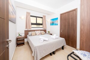 2 habitaciones, escritorio y espacio para trabajar con laptop 