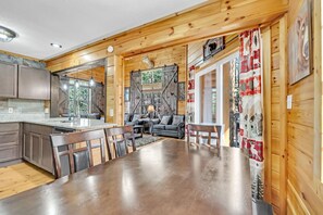 Interior - Enchanted Memories, Hot Tub, FREE Attraction tickets, Theater Room, WIFI!!! (Pigeon Forge)