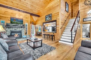 Smart TV, fireplace, video games - Enchanted Memories, Hot Tub, FREE Attraction tickets, Theater Room, WIFI!!! (Pigeon Forge)