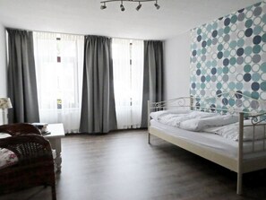 1 Schlafzimmer, Schreibtisch, Reisekinderbett, kostenloses WLAN