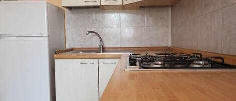 Frigorifero, forno, pentole/stoviglie/utensili, tavolo da pranzo