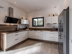Fridge, microwave, oven, dishwasher - Villa les lieges by Interhome (Lecci)
