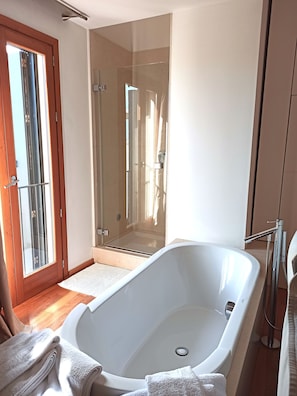 Secadora de cabello, bidet, toallas, jabón