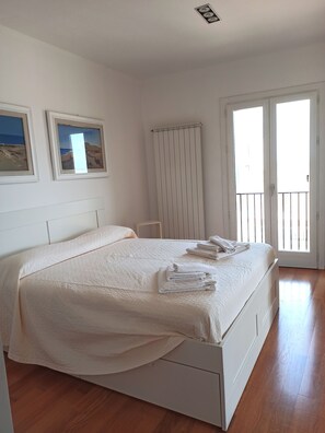 2 室のベッドルーム、セーフティボックス (室内)、デスク、アイロン / アイロン台