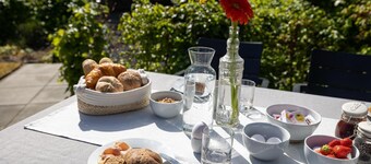 Komfortabeles Ferienhaus (70 m²) für 6 Personen mit Terrasse auf der Südseite.  Dieses frei stehende Ferienhaus mit überdachter Terrasse befindet sich in einer Top-Lage im Wald und bietet eine schöne Aussicht.
