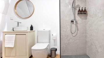 Premier Tent, 1 Queen Bed with Sofa bed | Bathroom | Shower, rainfall showerhead, towels