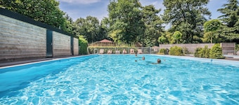 Gezellig Tiny Lodge (48 m²) voor 2-3 personen met tuin en terras. Ontspannen in de woonkamer met een film, spelletjes of een goed boek op de bank. Perfect voor een knusse vakantie!