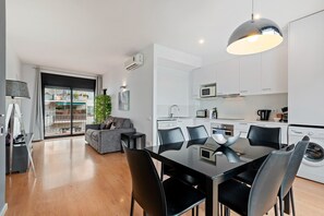 Apartamento luxo, terraço | Área de estar | TV de tela plana 27 polegadas com canais a cabo, TV