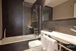 Appartement Familial | Salle de bain | Serviettes fournies, savon, shampoing, papier toilette